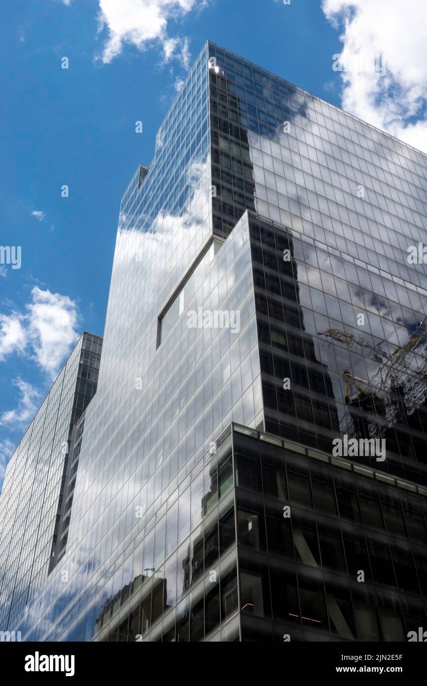300 Madison Avenue est une tour moderne dont la façade en verre miroir est rayée avec des ailettes en acier, New York City, USA 2022 Banque D'Images
