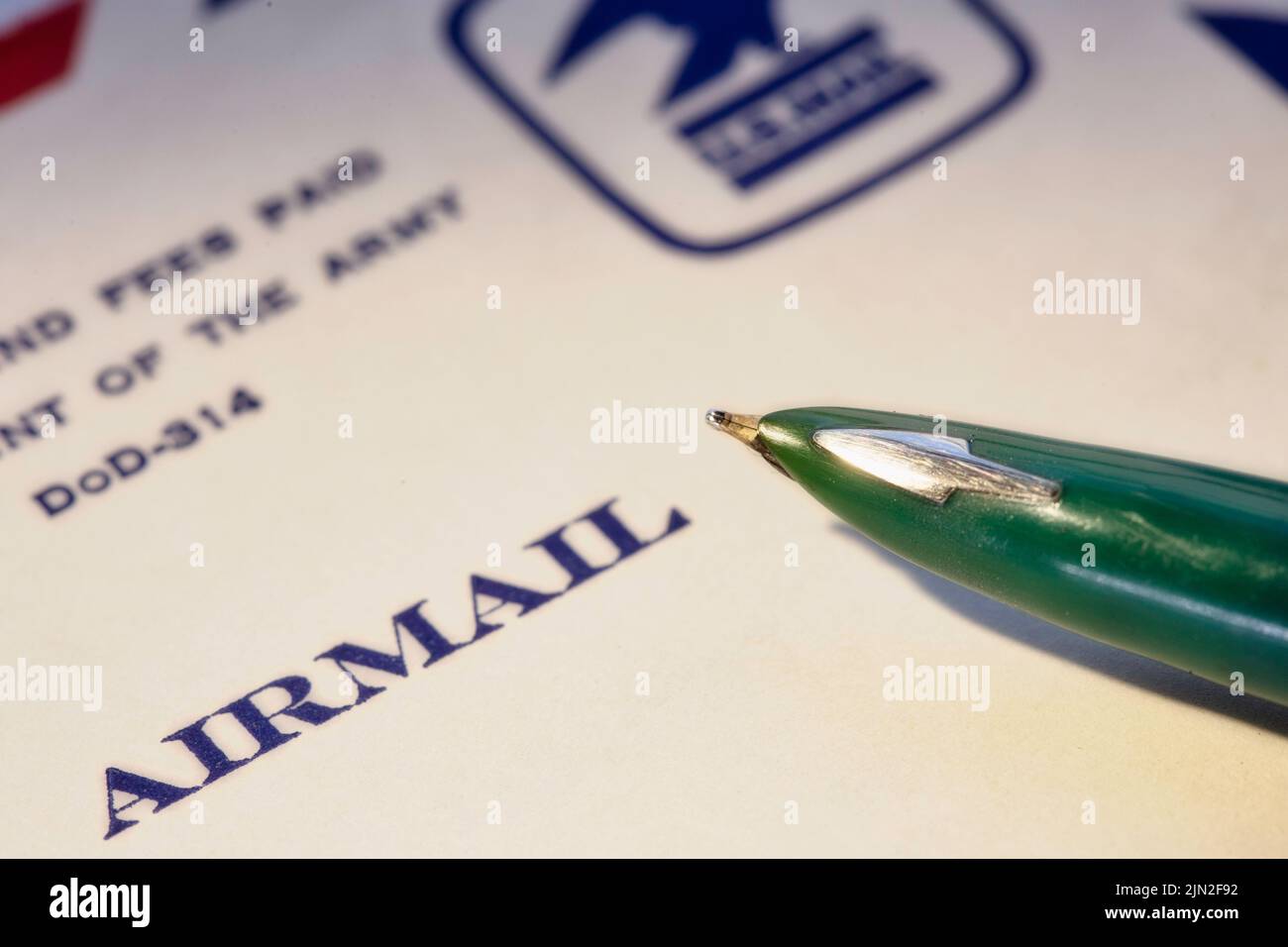 Enveloppe estampée vintage Airmail et stylo plume gros plan, États-Unis Banque D'Images
