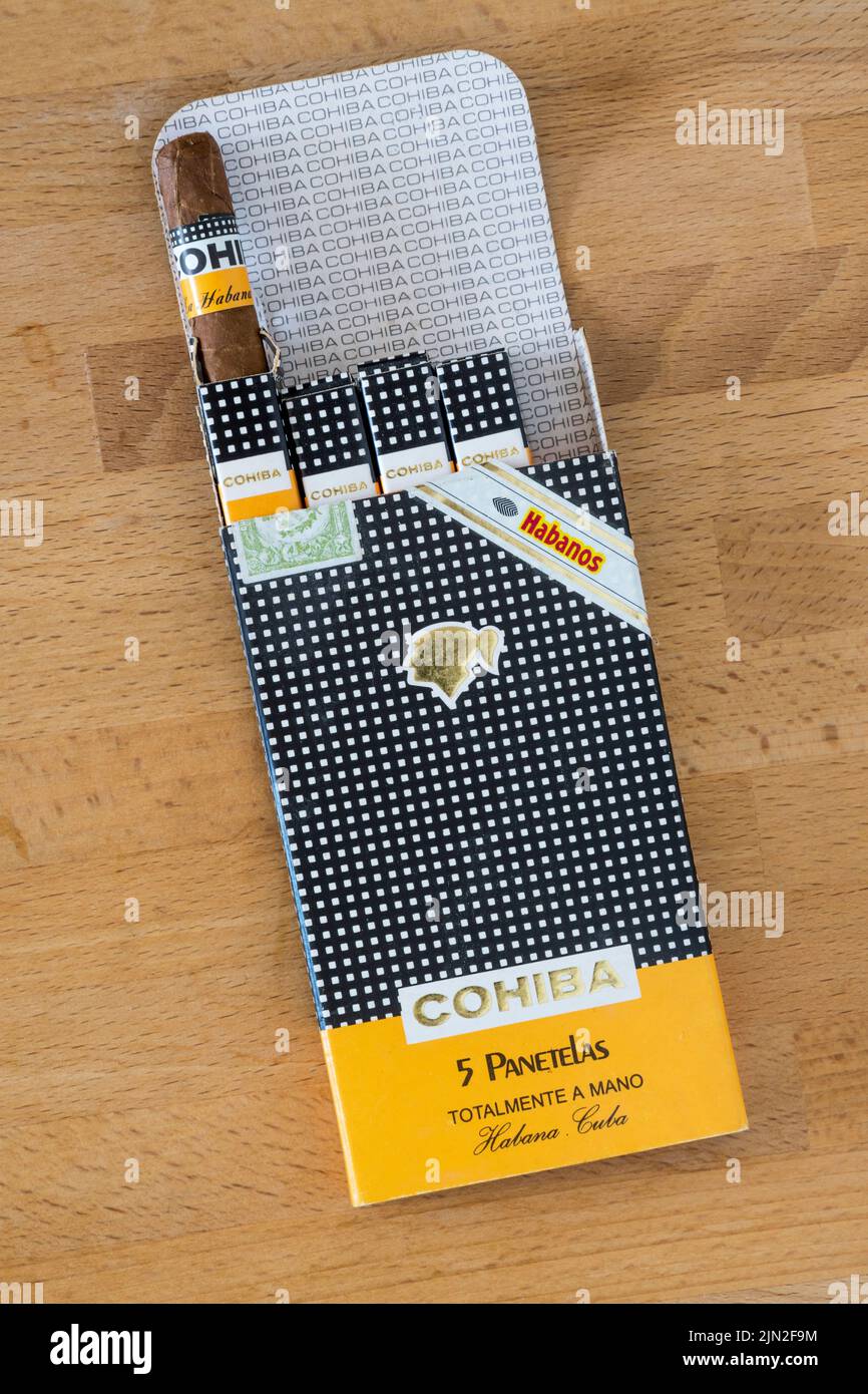 Un paquet de Cohiba Panetelas, cigares de la Havane. Banque D'Images