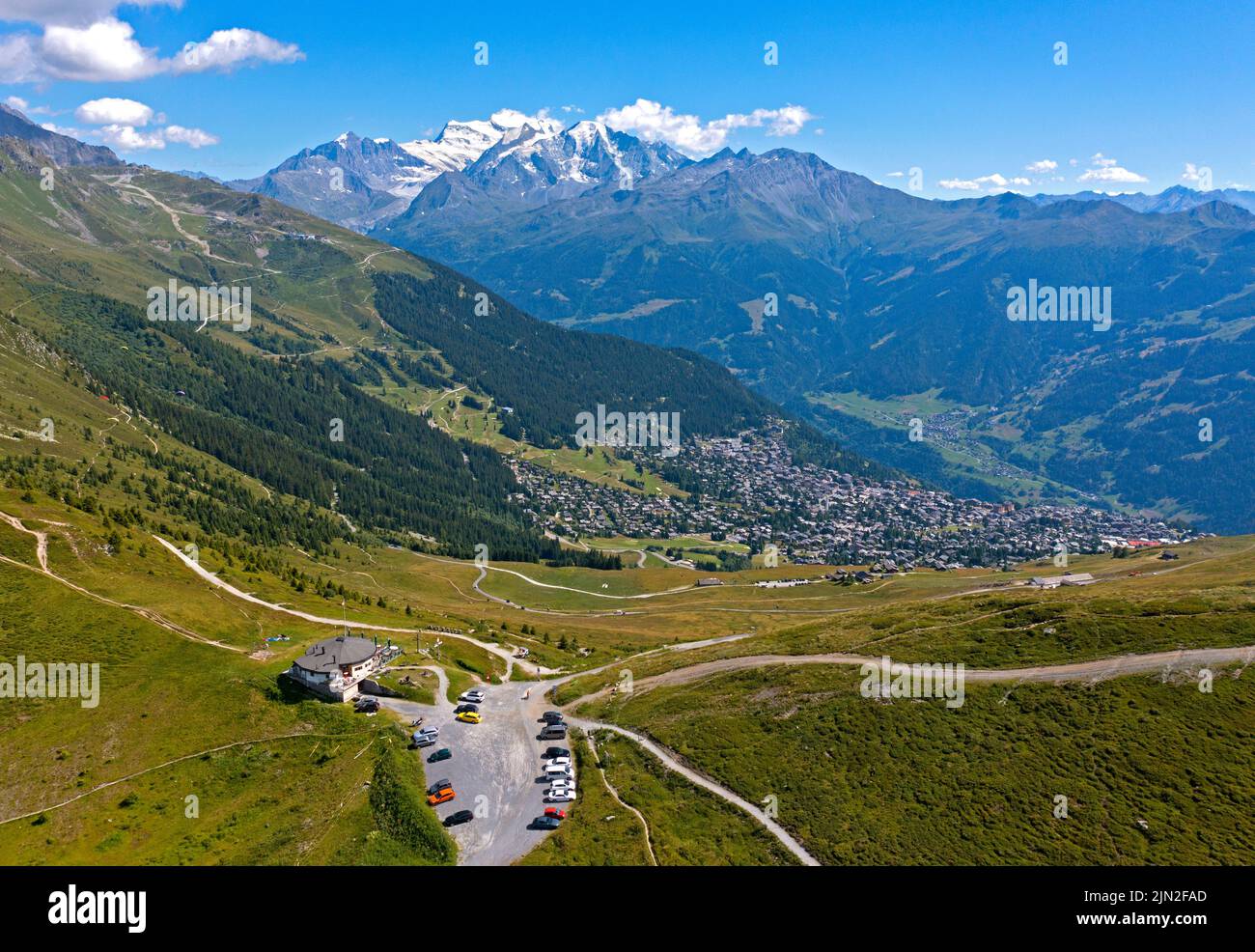 Sur le col de la Croix de coeur, vue sur la ville de Verbier et le pic du Grand Combin, Verbier, Valais, Suisse Banque D'Images
