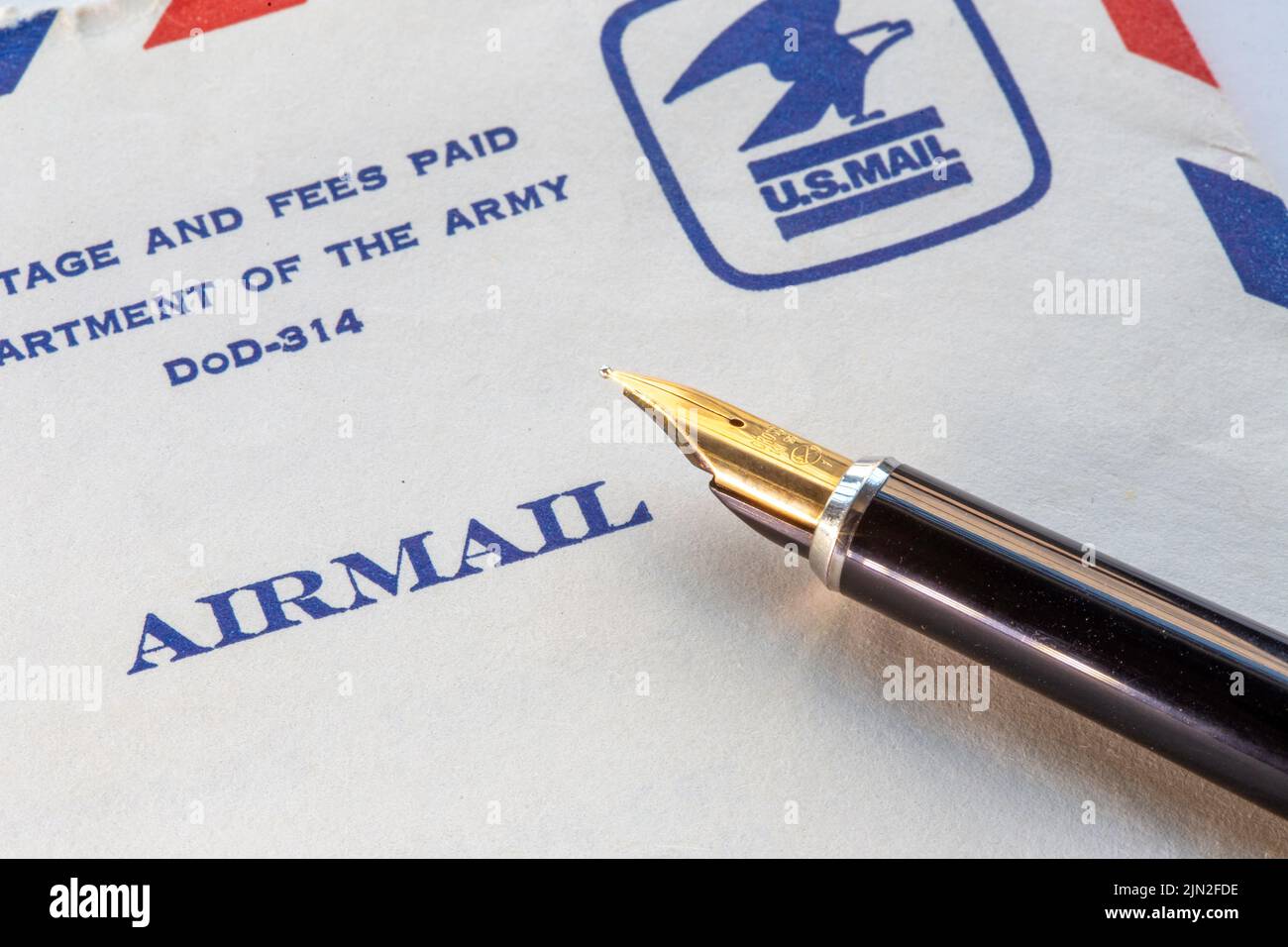 Enveloppe estampée vintage Airmail et stylo plume gros plan, États-Unis Banque D'Images