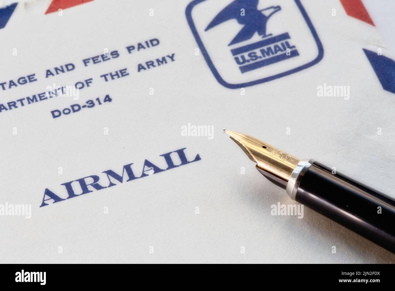 Enveloppe estampée vintage Airmail et stylo plume gros plan, États-Unis Banque D'Images