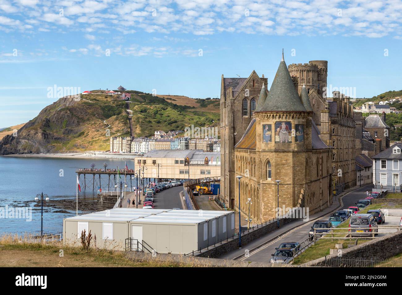 Vue sur Aberystwyth, le Old College, la jetée, la promenade et le funiculaire sur Constitution Hill sont tous visibles sous un ciel de maquereau. Banque D'Images
