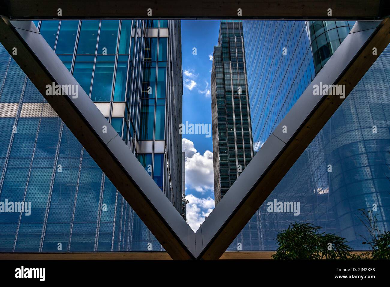 Londres, Royaume-Uni - 10 juin 2022 : fenêtre en acier en forme de triangle au Crossrail Roof Garden avec vue sur les gratte-ciel de Canary Wharf, Londres Banque D'Images