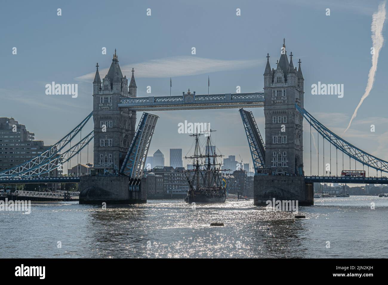 Le grand navire suédois Gotheborg approche d'un pont surélevé de Tower Bridge, Londres, en août 2022, avant d'amarrer à Thames Quay dans le quai sud de Canary Wharf Banque D'Images