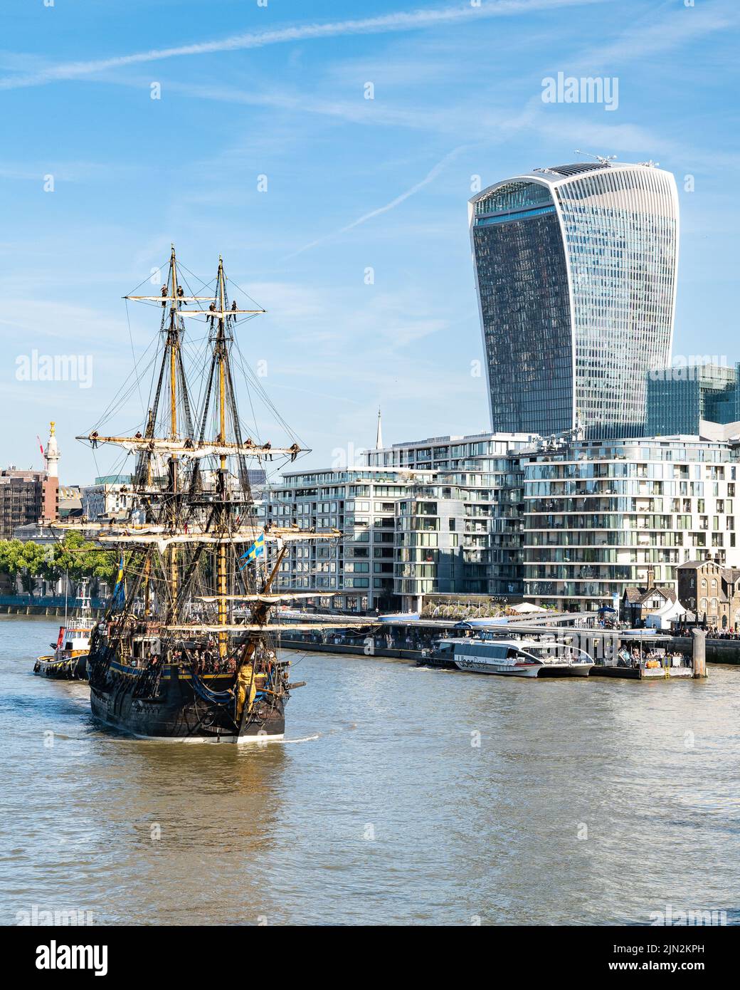 Contraste ancien et nouveau: 18th siècle (réplique) bateau à voile Gothenborg approchant du Tower Bridge, équipage dans le gréement, surplombez par le bâtiment walkie-talkie Banque D'Images