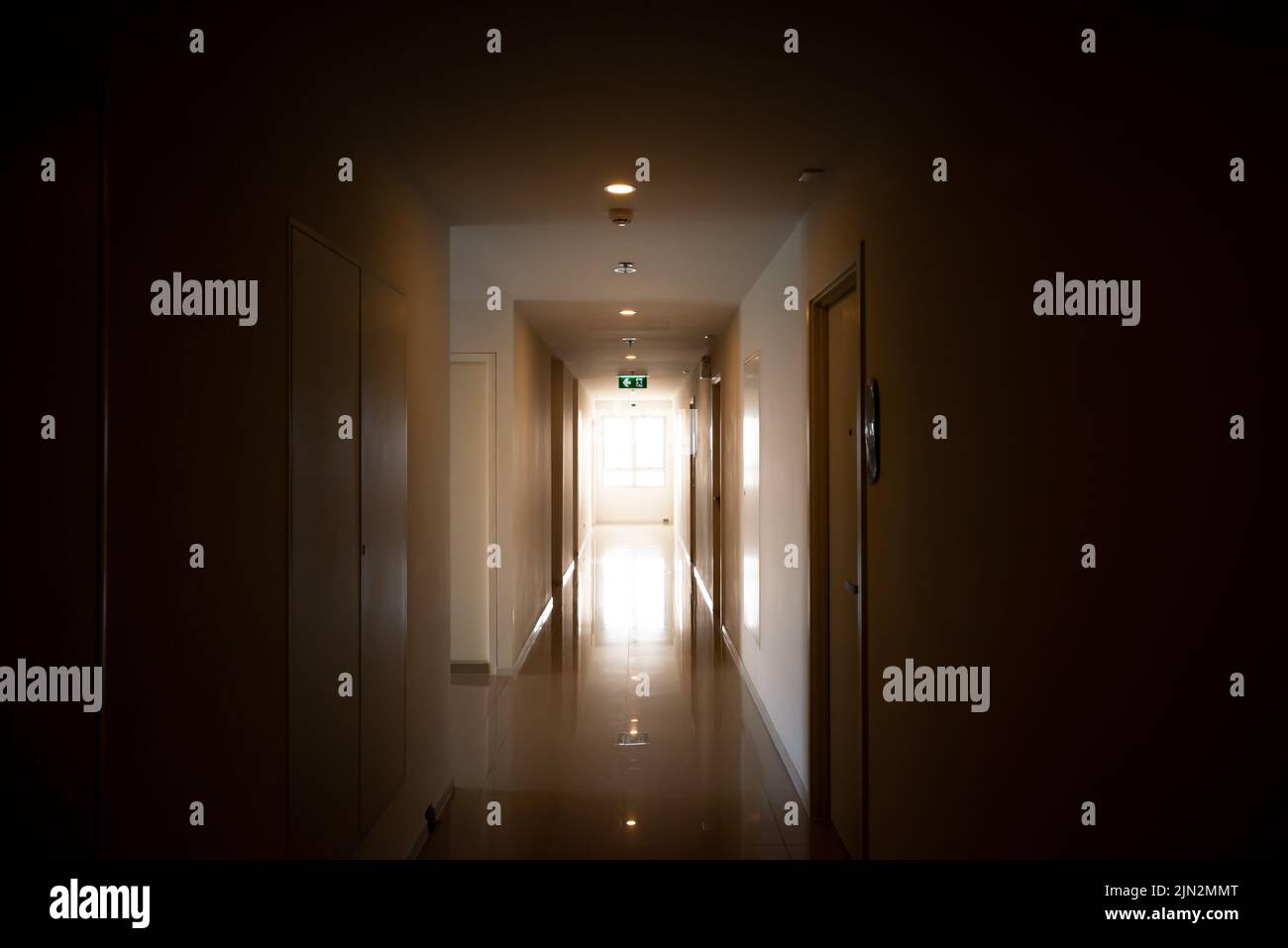 Couloirs dans le bâtiment et scène horrible. Banque D'Images
