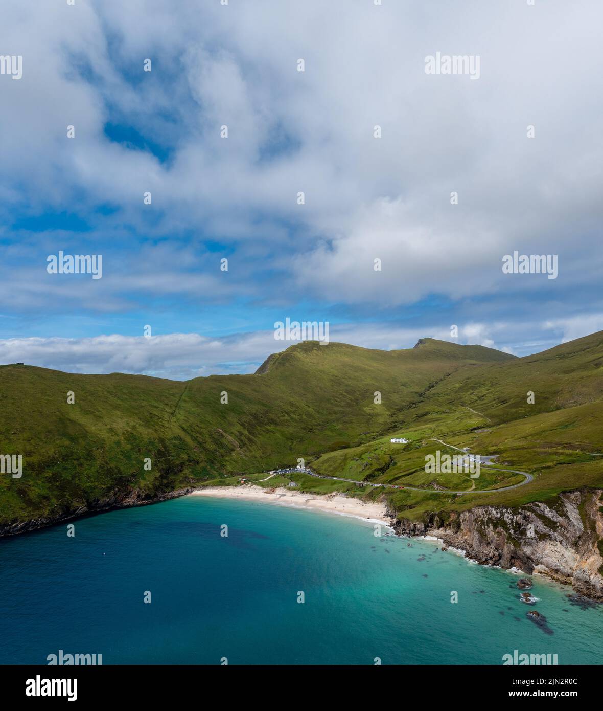 Vue sur la pittoresque baie de Keem et la plage sur l'île d'Achill dans le comté de Mayo en Irlande occidentale Banque D'Images