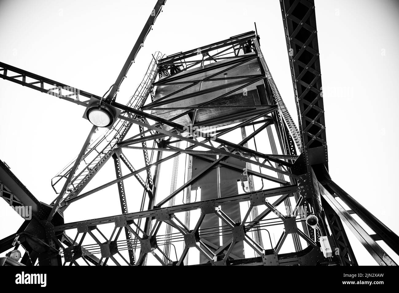 Une photo en niveaux de gris à faible angle du pont de levage Stillwater, très emblématique du Minnesota Banque D'Images