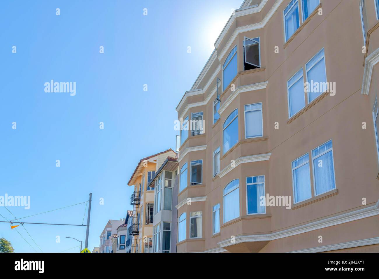 Rangée de bâtiments résidentiels dans une zone urbaine de San Francisco, CA. Il y a un immeuble d'appartements à l'avant avec des fenêtres de caisse avec le h Banque D'Images