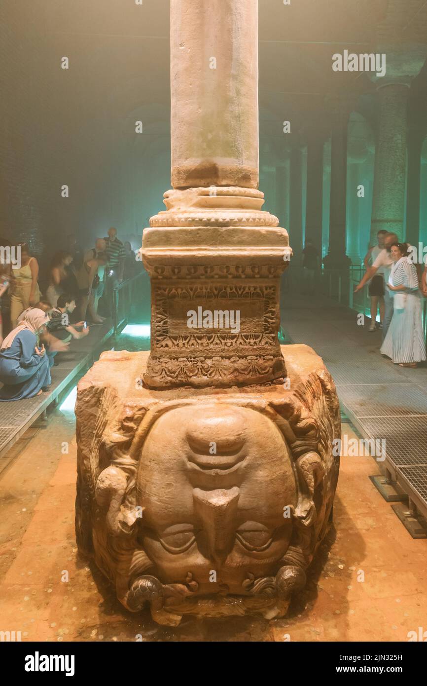 Pilier de la tête de Medusa dans la Citerne Basilique ou Yerebatan Sarnici. Bruit et grain inclus. Mise au point sélective. Istanbul Turquie - 8.3.2022 Banque D'Images