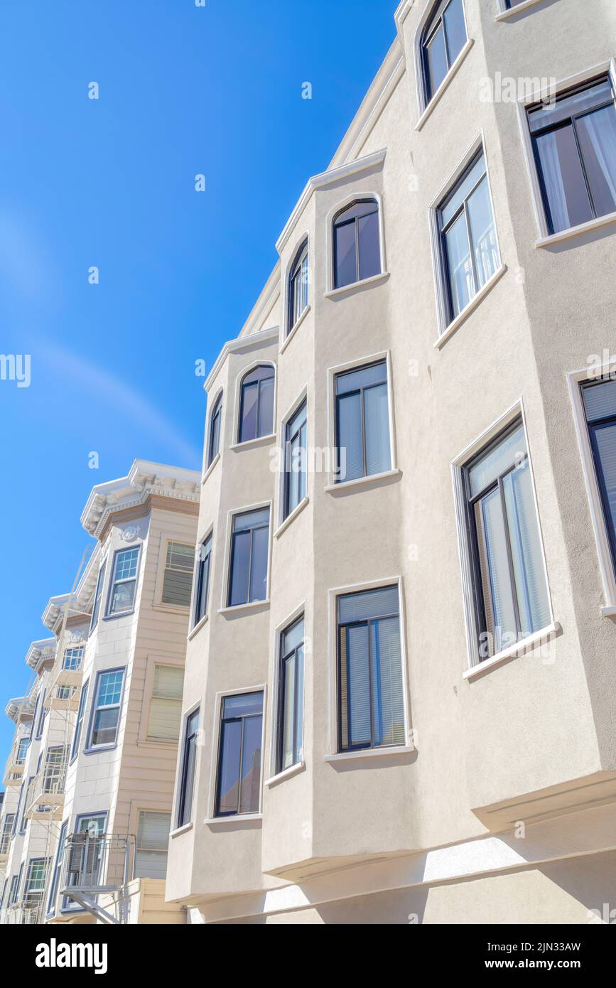 Immeubles d'appartements avec façade beige à San Francisco, Californie. Il y a un appartement sur la droite avec des fenêtres coulissantes à côté de l'appartement à Banque D'Images