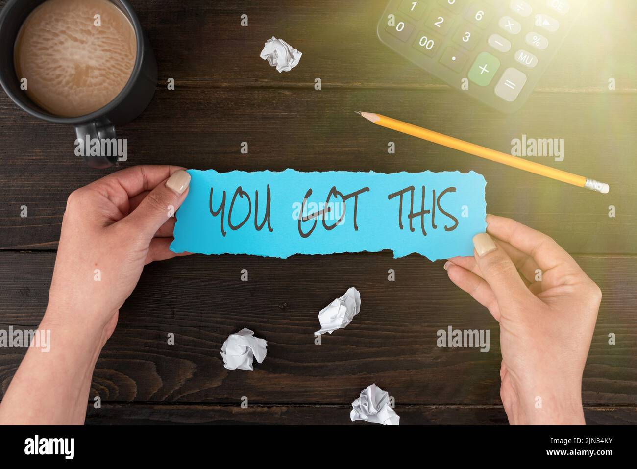 Présentation conceptuelle vous avez ce, Business vitrine inspiration pour le faire comprendre motivation positivité femme mains tenant le papier blanc et la Statio Banque D'Images