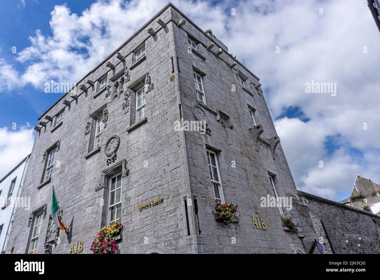 Château de Lynchs sur Shop Street, Galway, Irlande. Certaines parties du bâtiment datent du 14th siècle. Elle abrite maintenant une banque de l'AIB. Banque D'Images