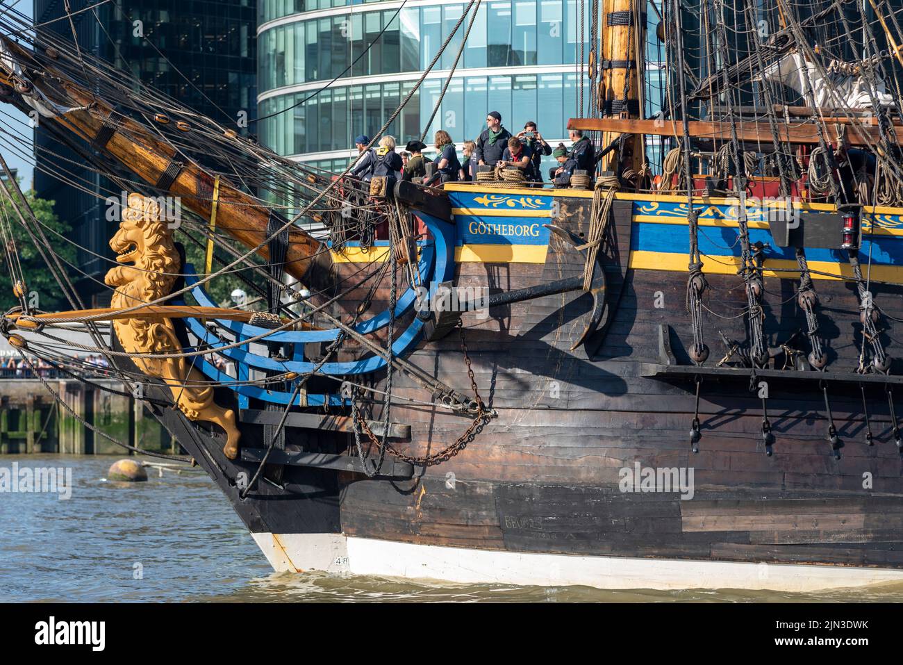 Bow, figurehead et équipage de Gotheborg de Suède, une réplique à voile de l'Indiaman Gotheborg I suédois, en visite à Londres, Royaume-Uni. Détails prow Banque D'Images