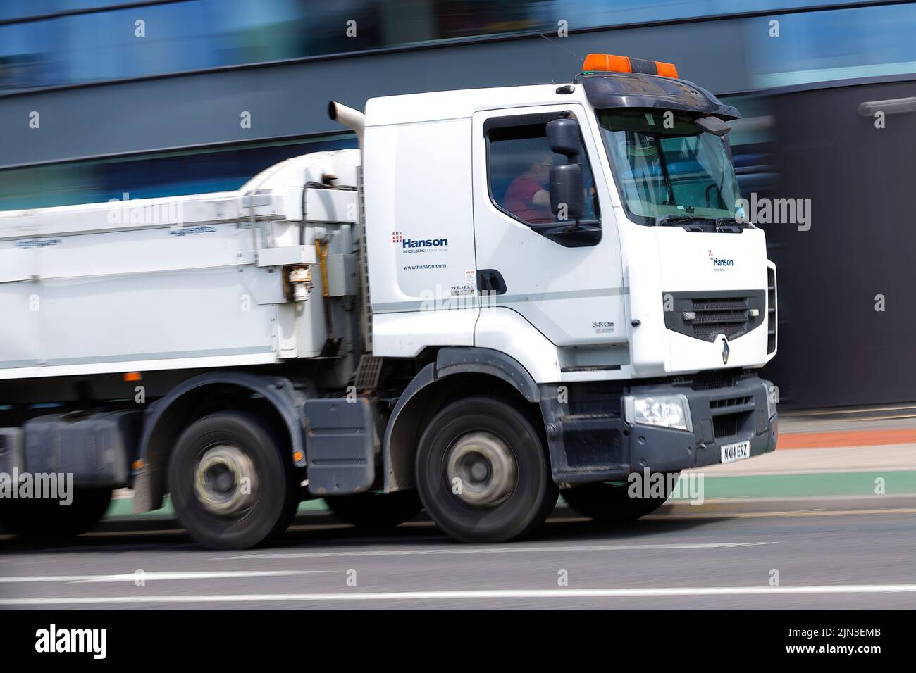 Une photo panoramique d'un camion-benne Hanson Aggregates vu le long de la rue St Peter dans le centre-ville de Leeds Banque D'Images