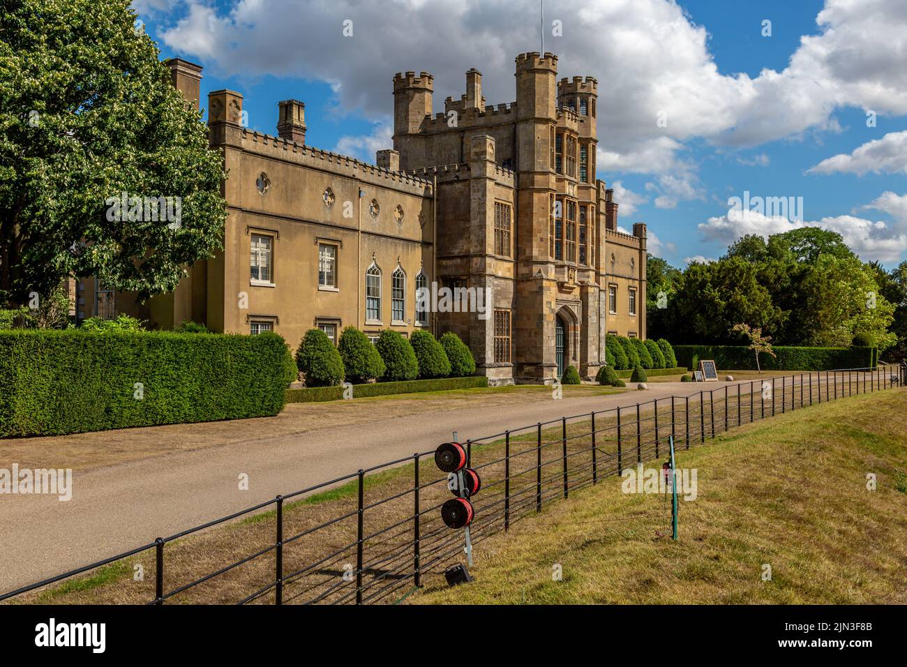 Belle architecture et parc historique de Coughton court près d'Alcester, Warwickshire. Banque D'Images