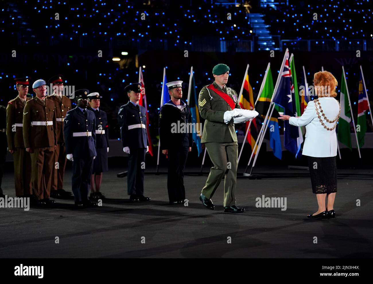 Le drapeau du Commonwealth est remis lors de la cérémonie de clôture