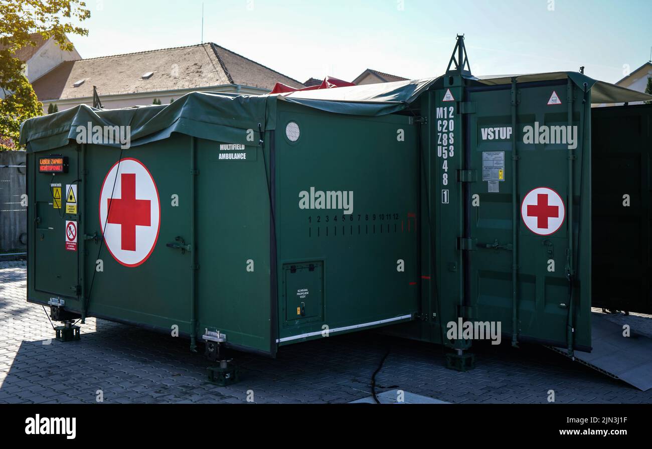 Brno, Tchéquie - 08 octobre 2021: Caisses de l'armée de métal vert avec croix rouges, configuration comme une manifestation d'ambulance de terrain pendant l'armée IDET et d Banque D'Images