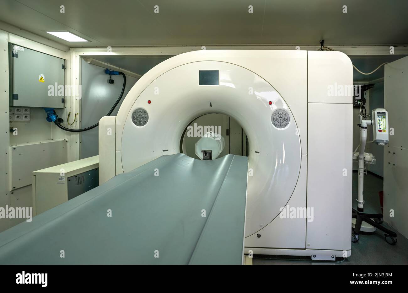 Scanner CT ou tomodensitométrie à l'intérieur d'une ambulance de conteneur mobile militaire Banque D'Images