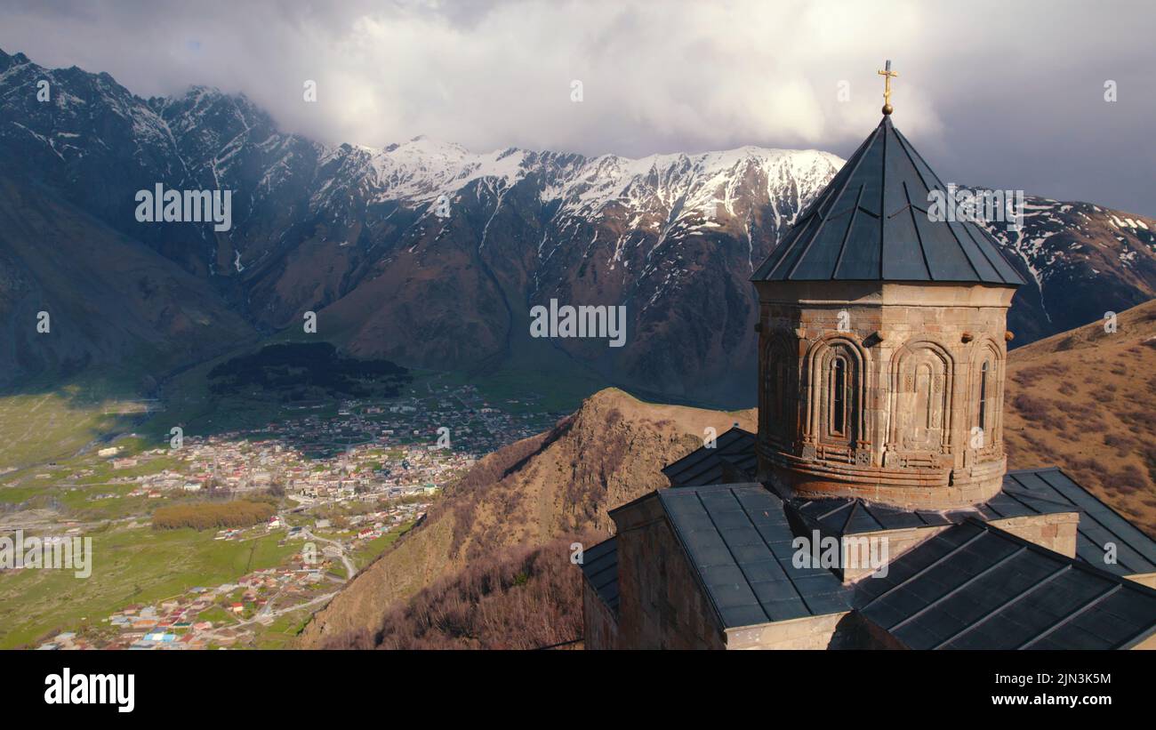 Grande église de la Trinité de Gergeti et montagnes stupéfiantes du Caucase en arrière-plan, la Géorgie. Photo de haute qualité Banque D'Images