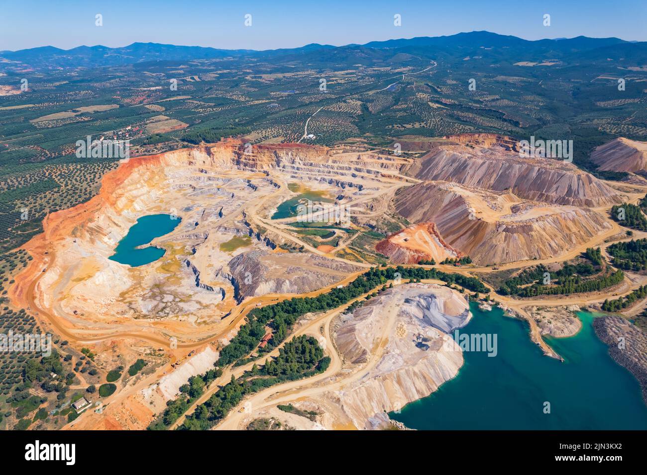 Vue de haut en bas de la mine à ciel ouvert en Grèce, l'influence de l'homme sur l'environnement. Photo de haute qualité Banque D'Images