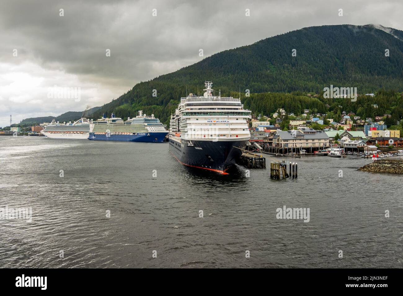 Ketchikan, AK - 10 juin 2022 : trois grands bateaux de croisière amarrés à Ketchikan en Alaska par un jour pluvieux typique Banque D'Images