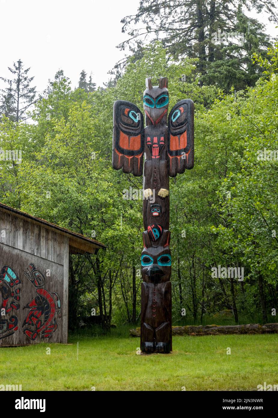 Ketchikan, AK - 10 juin 2022 : totem pole dans le parc Potlatch, en Alaska, Ketchikan Banque D'Images