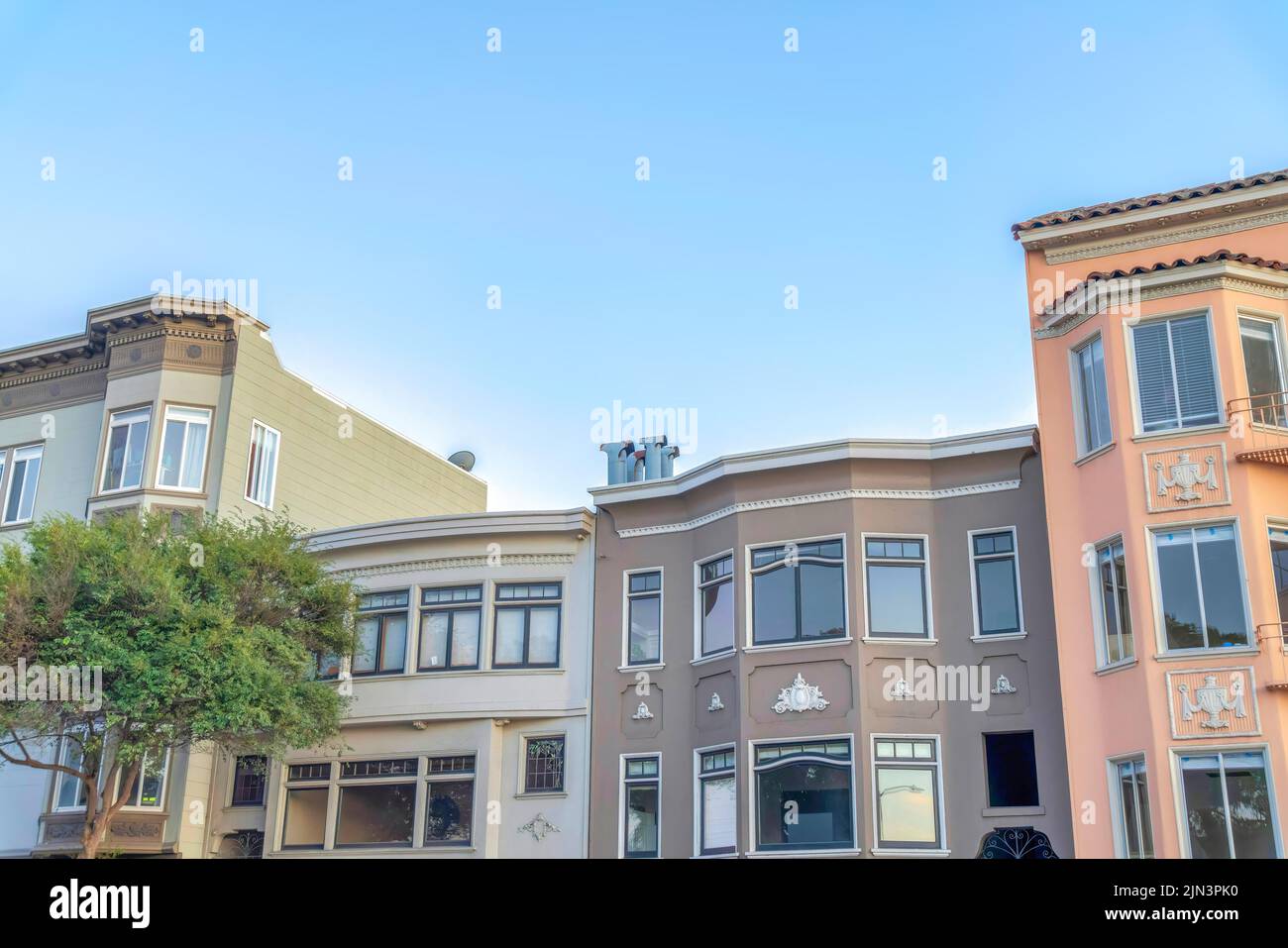 Appartements adjacents de style victorien à San Francisco, Californie. Il y a deux petits bâtiments au milieu de deux appartements plus grands avec baie vitrée Banque D'Images