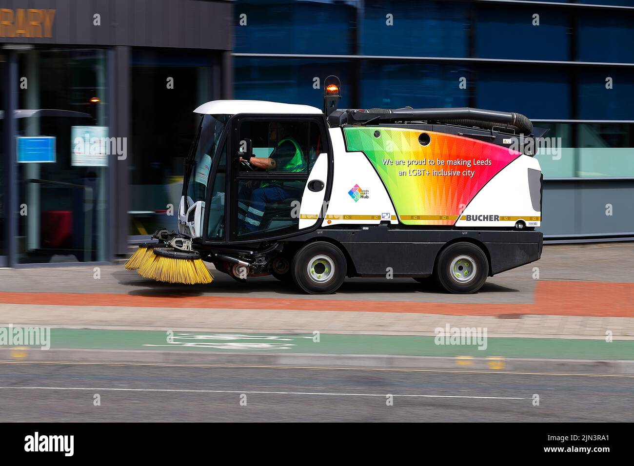 Un balai de Bucher Road avec la décoration Pride dans le centre-ville de Leeds Banque D'Images