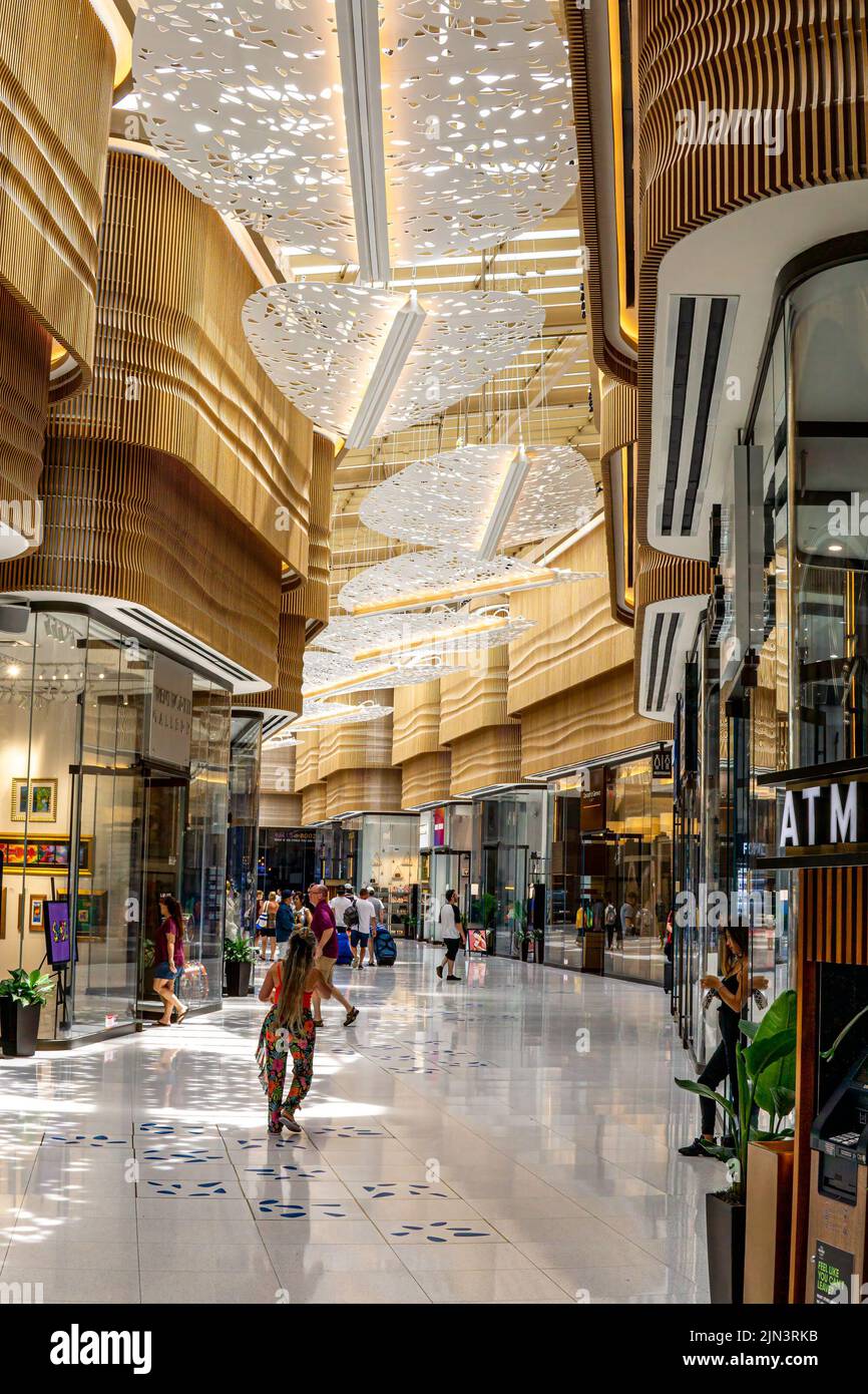 Hollywood, FL - Etats-Unis - 26 juillet 2022 vue de l'intérieur des Shoppes à l'Hôtel Guitar; une collection de magasins de luxe haut de gamme à la Seminole Ha Banque D'Images