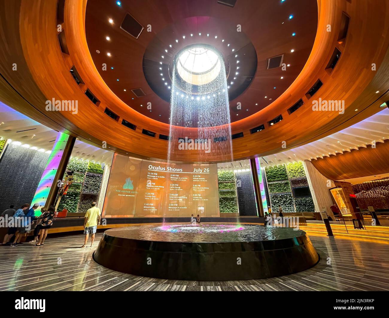 Hollywood, FL - Etats-Unis - 26 juillet 2022 vue intérieure des touristes appréciant l'Oculus au Seminole Hard Rock Hotel and Casino. Un spectacle lumineux avancé W Banque D'Images