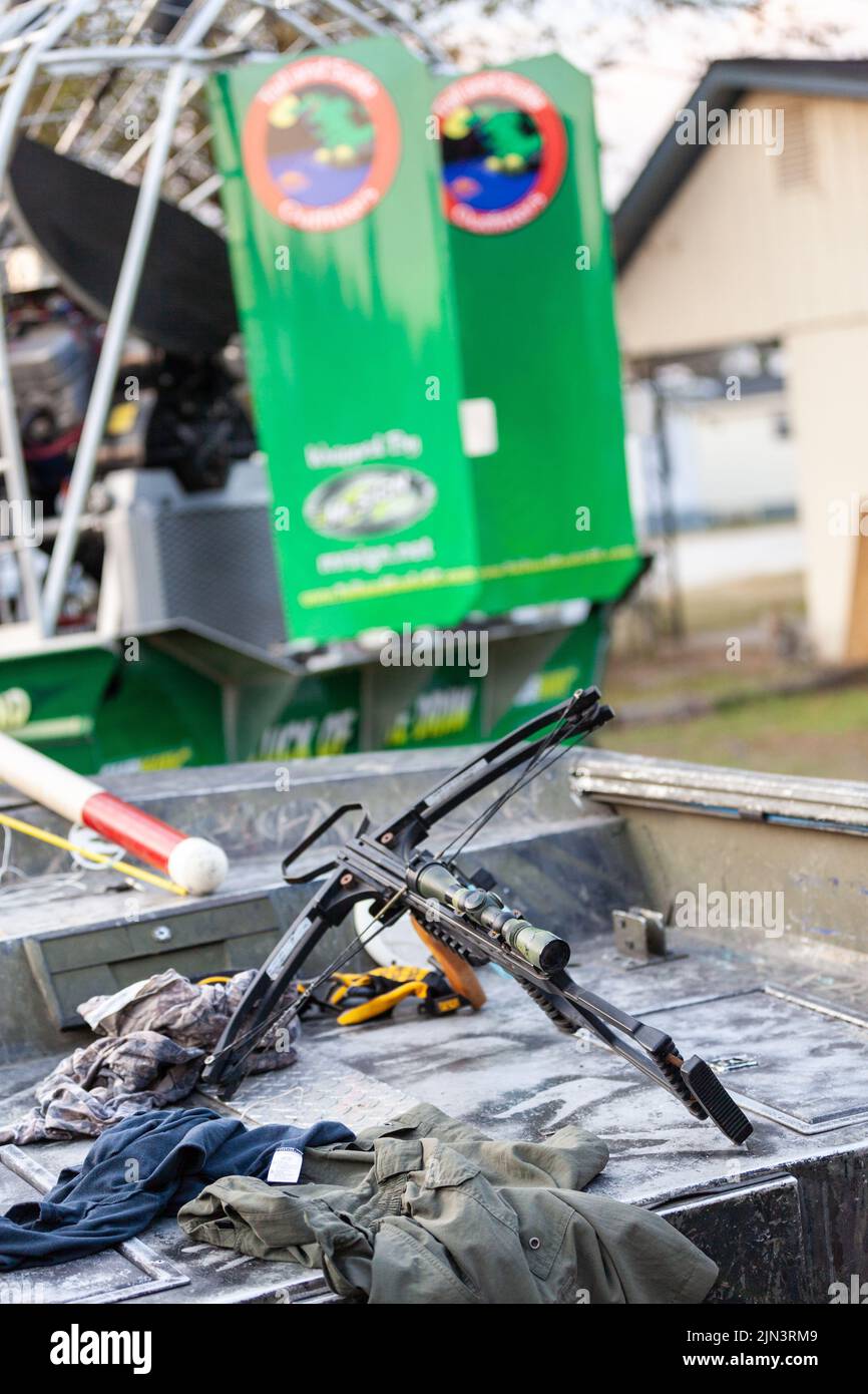 Un arc de chasse en croix est laissé sur le pont d'un hydroglisseur avant une expédition nocturne de chasse aux alligators à Bowman, en Caroline du Sud. La chasse aux alligators en Caroline du Sud est limitée par loterie et par saison de quatre semaines une fois par an. Banque D'Images