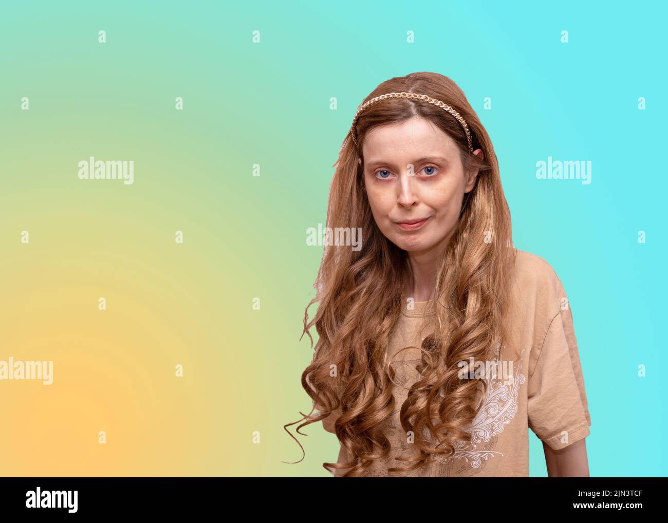 Portrait de jeune belle femme avec des cheveux blonds serrures Banque D'Images