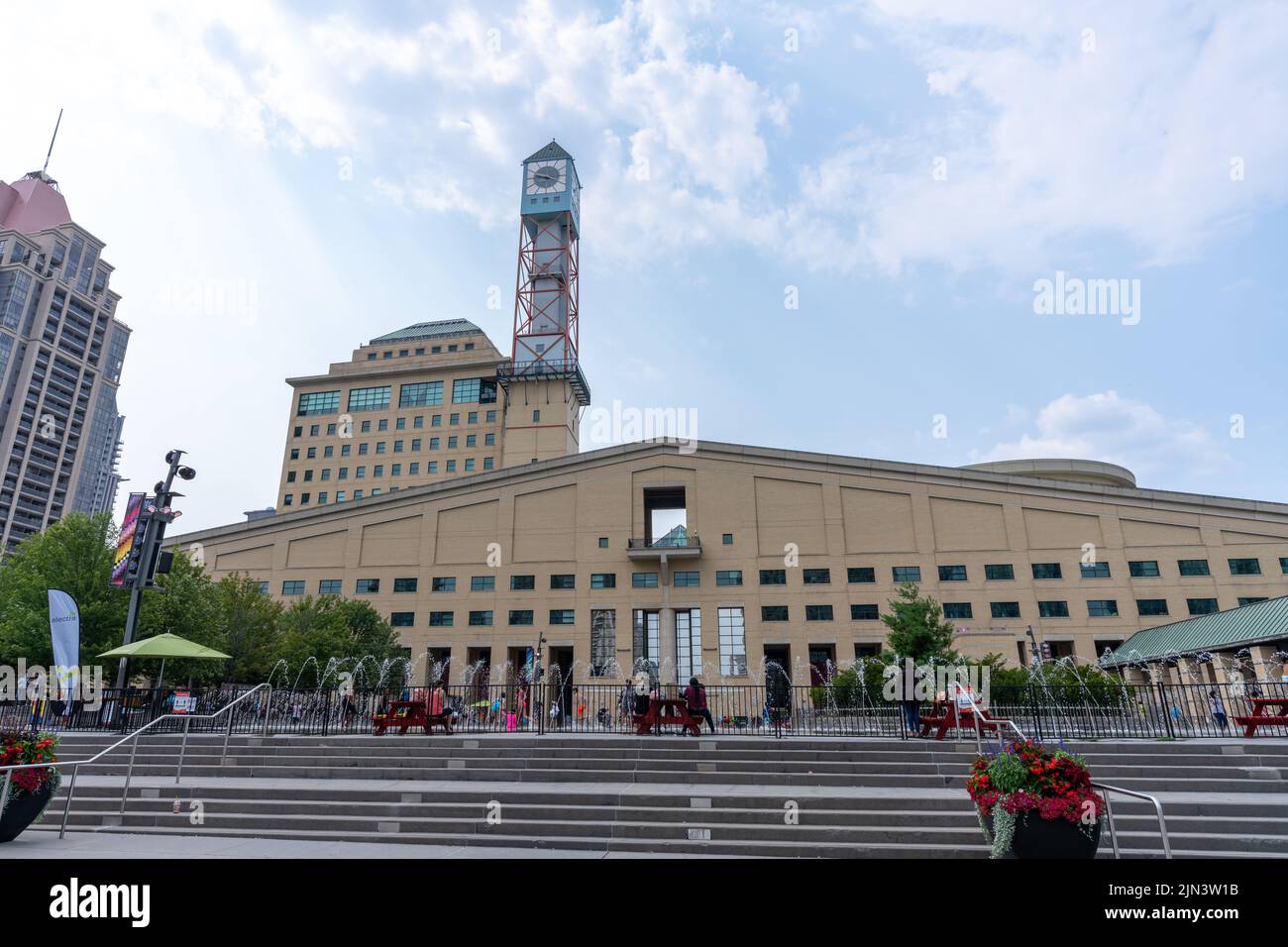 Mississauga, Ontario, Canada - 18 juillet 2021 : place de célébration de l'hôtel de ville de Mississauga. Banque D'Images