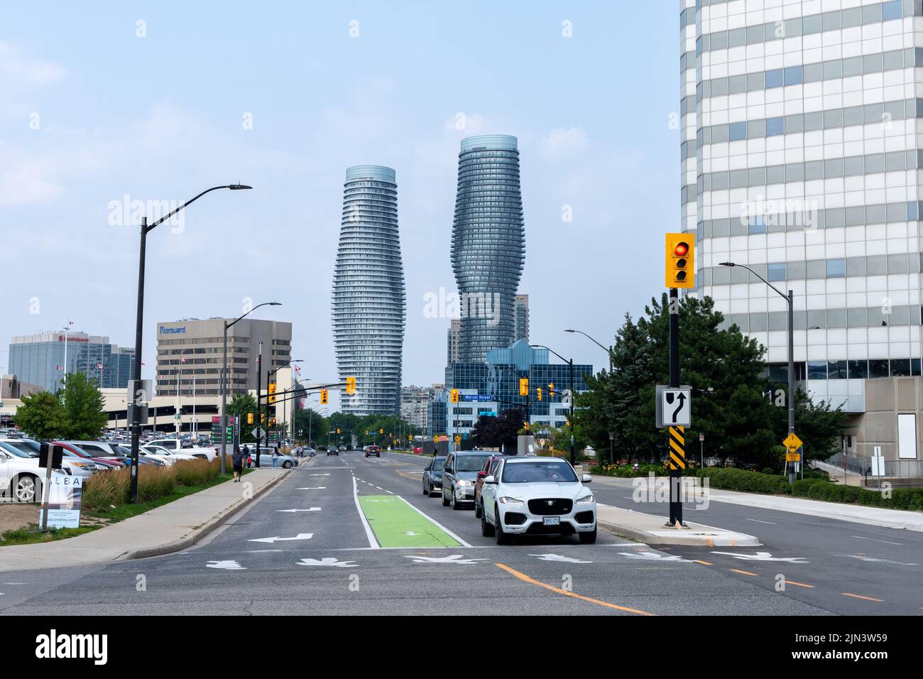 Mississauga, Ontario, Canada - 18 juillet 2021 : vue sur la rue du centre-ville de Mississauga. Landmarks Absolute Condos en arrière-plan. Banque D'Images