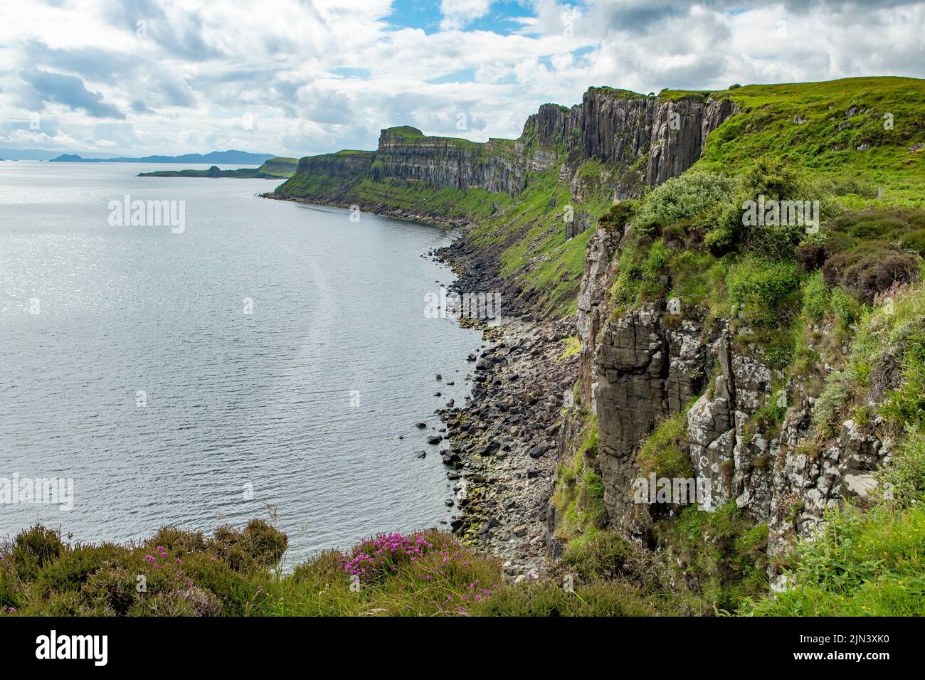 "Vue vers le sud depuis Kilt Rock, près de Staffin, île de Skye, Écosse Banque D'Images