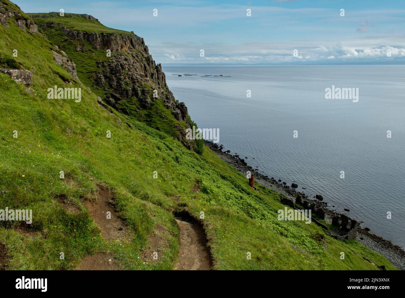 Falaises à Lealt Falls, près de Staffin, île de Skye, Écosse Banque D'Images