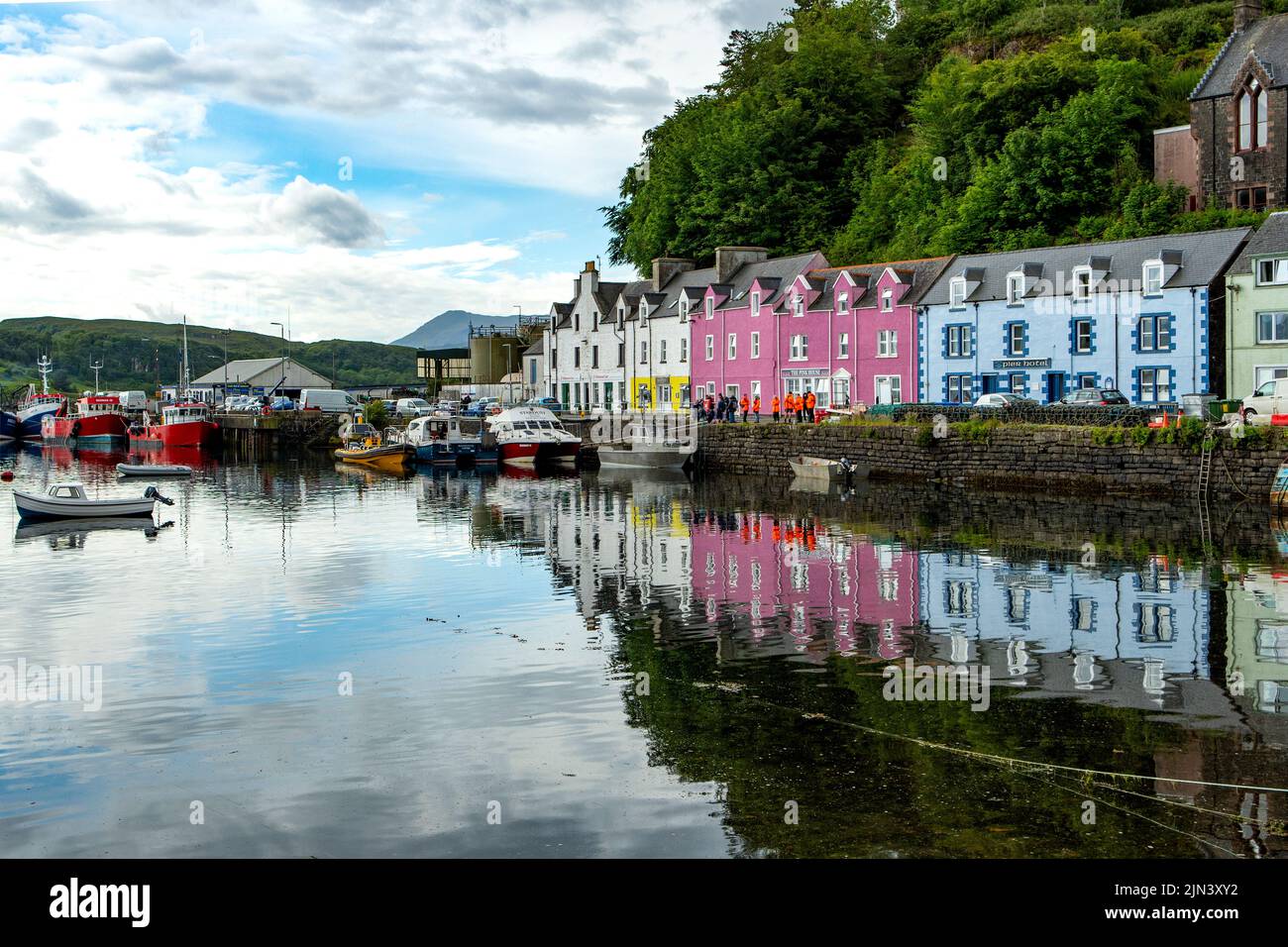 Maisons au bord de l'eau au port, Portree, Isle of Skye, Écosse Banque D'Images