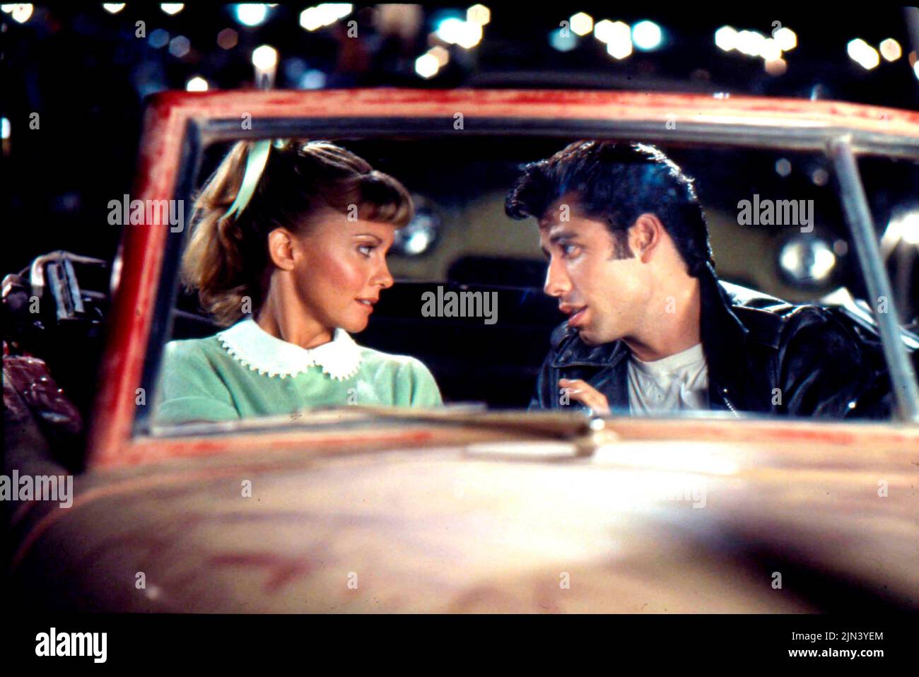 1977, Hollywood, Californie, Etats-Unis: Acteurs OLIVIA NEWTON-JOHN comme Sandy et JOHN TRAVOLTA comme Danny dans le film 'Grease'. (Image de crédit : © Paramount/Entertainment Pictures) Banque D'Images