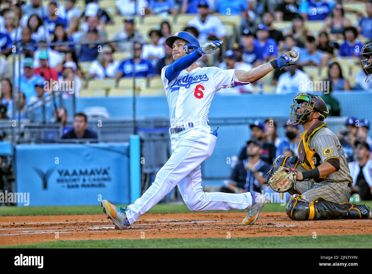 Los Angeles Dodgers Shortstop TREA Turner (6) obtient un coup lors d'un match de baseball MLB contre les Padres de San Diego, samedi 6 août 2022, à Los Angeles. Les Dodgers battent les Padres 8-3. (Kevin Terrell/image du sport) Banque D'Images