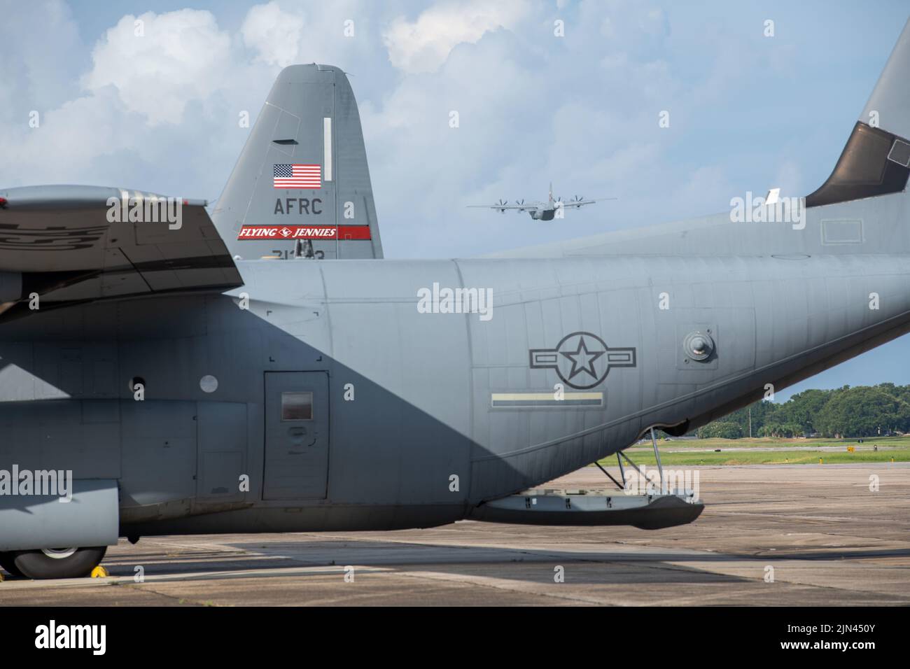 Un avion C-130J Super Hercules affecté au Escadron de transport aérien 815th de la base aérienne de Keesler, au Mrs., part pour un exercice le 8 août 2022. Le 815th AS fournit un support de transport aérien et de chute d'air, ainsi que du fret et du personnel dans un large éventail d'environnements. (É.-U. Photo de la Force aérienne par le sergent d'état-major. Kristen Pittman) Banque D'Images