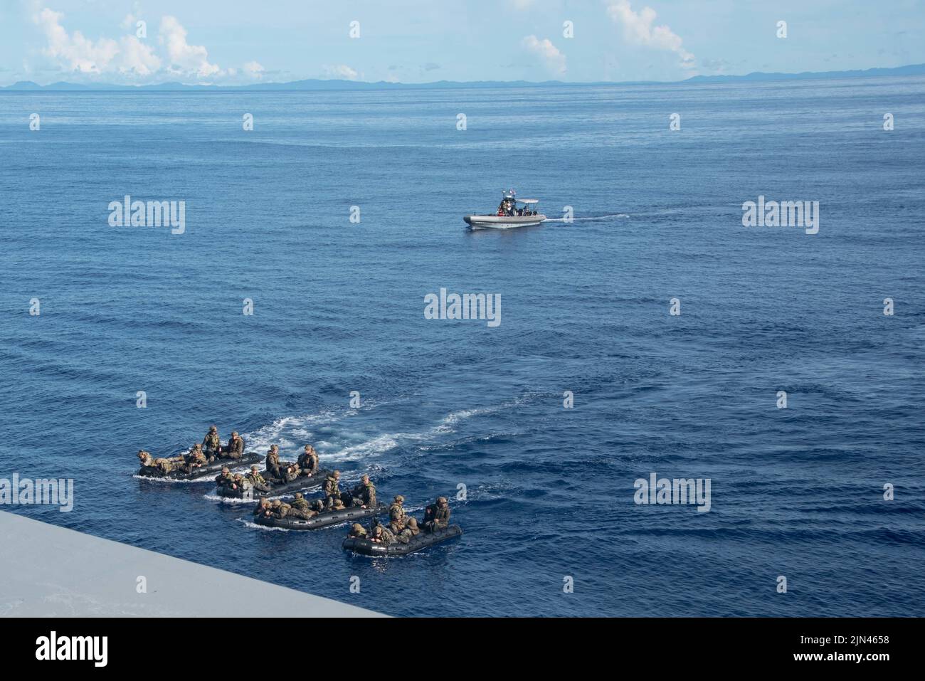 220807-N-XB010-1005 MER DES PHILIPPINES (AOÛT 7, 2022) Marines affectées à l'unité expéditionnaire maritime (UEM) de 31st, tombent en formation dans des métiers de reconnaissance prêts au combat (CRRCS) aux côtés de marins sous surveillance de sécurité dans un bateau gonflable à coque rigide (RRHIB) affecté au quai de transport amphibie déployé à l'avant USS New Orleans (LPD 18). La Nouvelle-Orléans, qui fait partie du Tripoli Amphiobie Ready Group, ainsi que du MEU de 31st, opère dans la zone de responsabilité de la flotte américaine 7th afin d'améliorer l'interopérabilité avec les alliés et les partenaires et de servir de force de réaction prête pour défendre la paix et la stabilité Banque D'Images