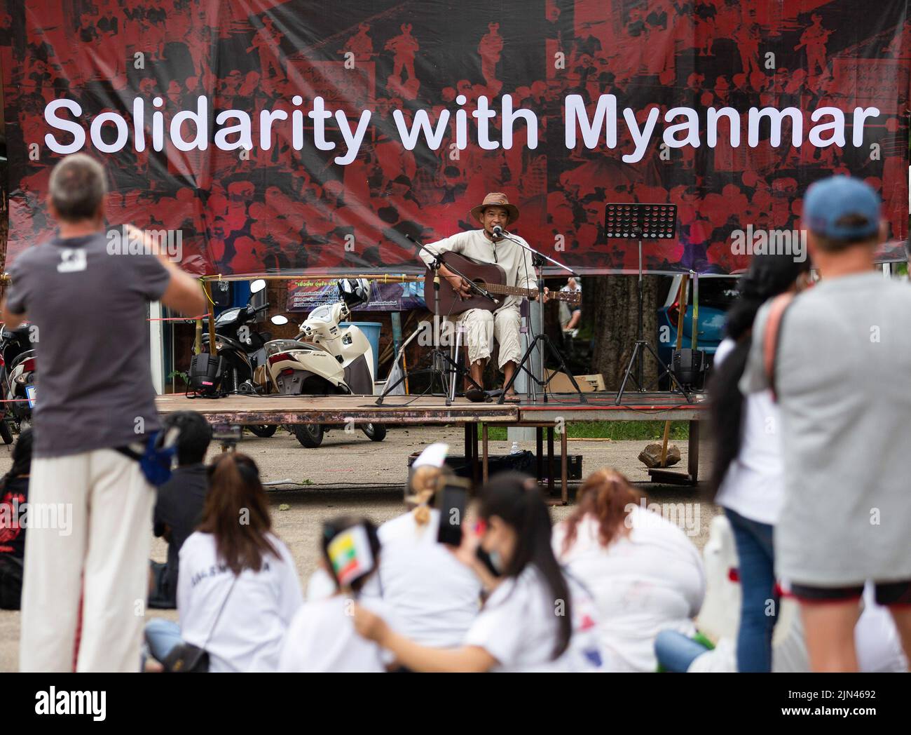 Chiang Mai, Thaïlande, 08/08/2022, un activiste interprète de la musique pendant l'anniversaire du 'soulèvement de 8888' à la porte de Tha Phae à Chiang Mai. Le 8th août, le Myanmar a commémoré le 34th anniversaire du « soulèvement de 8888 », également connu sous le nom de « soulèvement de la puissance populaire », Qui a atteint son apogée le 08 août 1988, une série de manifestations, de marches et de manifestations à l'échelle nationale ont commencé comme un mouvement étudiant à Yangon avant de s'étendre au reste du pays. Les manifestations ont eu lieu contre le régime du Parti du programme socialiste birman (BSPP), un État à parti unique, dirigé par le général ne Win. Banque D'Images