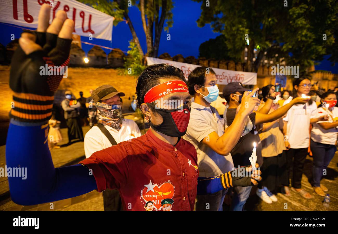 Chiang Mai, Thaïlande, 08/08/2022, un activiste tient une bougie allumée et rend hommage à trois doigts lors de l'anniversaire du 'soulèvement de 8888' à la porte de Tha Phae à Chiang Mai. Le 8th août, le Myanmar a commémoré le 34th anniversaire du « soulèvement de 8888 », également connu sous le nom de « soulèvement de la puissance populaire », Qui a atteint son apogée le 08 août 1988, une série de manifestations, de marches et de manifestations à l'échelle nationale ont commencé comme un mouvement étudiant à Yangon avant de s'étendre au reste du pays. Les manifestations ont eu lieu contre le régime du Parti du programme socialiste birman (BSPP), alors au pouvoir, un état à parti unique Banque D'Images