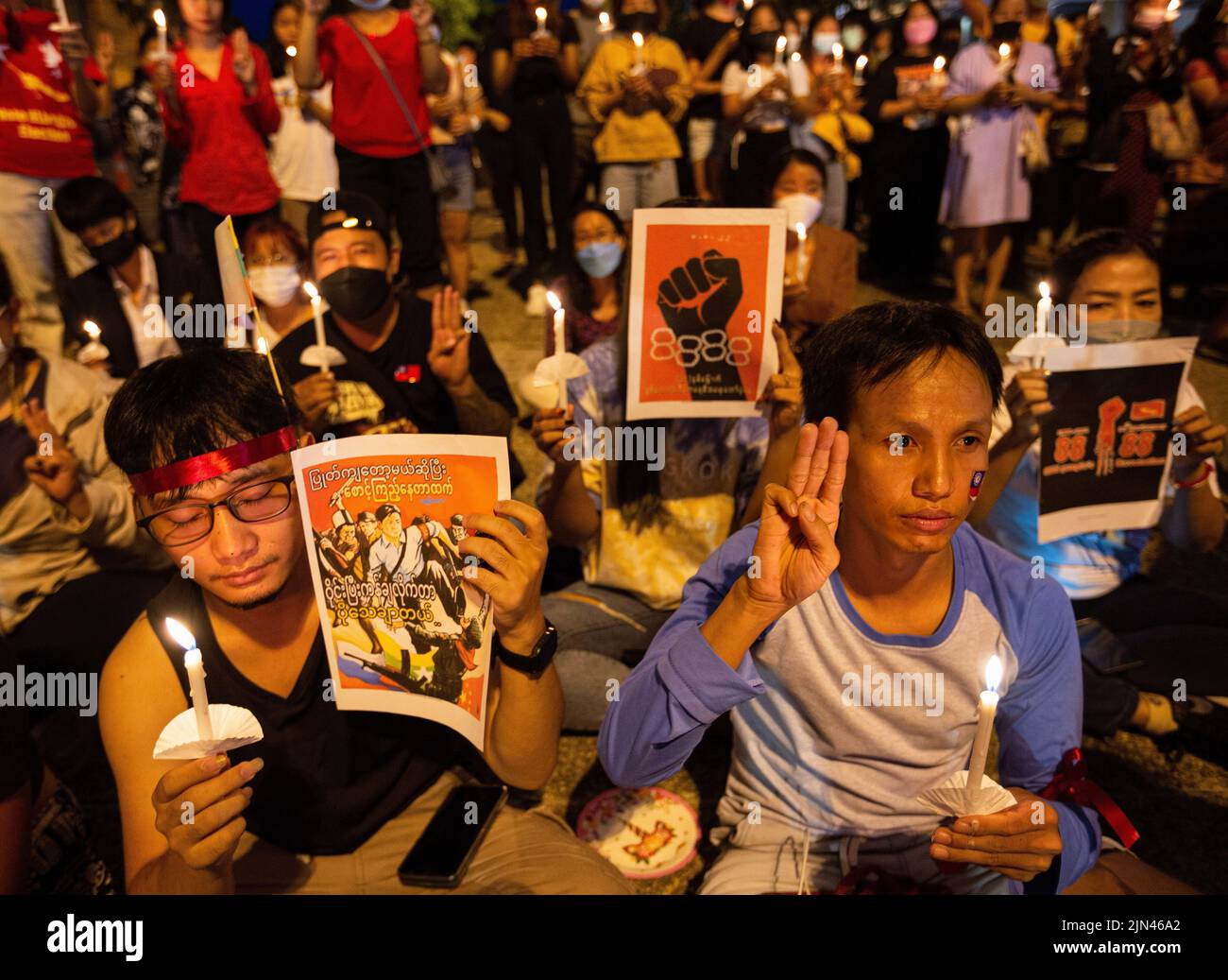 Chiang Mai, Thaïlande, 08/08/2022, les activistes tiennent des bougies et des pancartes et soulèvent trois salutes au doigt pendant l'anniversaire du 'soulèvement de 8888' à la porte de Tha Phae à Chiang Mai. Le 8th août, le Myanmar a commémoré le 34th anniversaire du « soulèvement de 8888 », également connu sous le nom de « soulèvement de la puissance populaire », Qui a atteint son apogée le 08 août 1988, une série de manifestations, de marches et de manifestations à l'échelle nationale ont commencé comme un mouvement étudiant à Yangon avant de s'étendre au reste du pays. Les manifestations ont eu lieu contre le régime du Parti du programme socialiste birman (BSPP), alors au pouvoir, un parti unique Banque D'Images