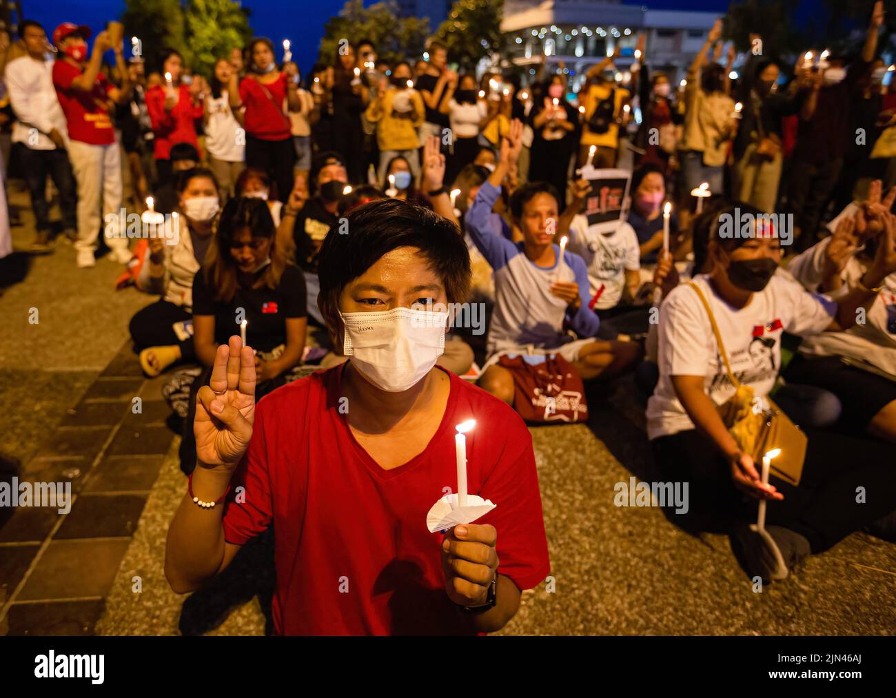 Chiang Mai, Thaïlande, 08/08/2022, les activistes tiennent des bougies et élèvent trois salutes au doigt pendant l'anniversaire du 'soulèvement de 8888' à la porte de Tha Phae à Chiang Mai. Le 8th août, le Myanmar a commémoré le 34th anniversaire du « soulèvement de 8888 », également connu sous le nom de « soulèvement de la puissance populaire », Qui a atteint son apogée le 08 août 1988, une série de manifestations, de marches et de manifestations à l'échelle nationale ont commencé comme un mouvement étudiant à Yangon avant de s'étendre au reste du pays. Les manifestations ont eu lieu contre le régime du Parti du programme socialiste birman (BSPP) au pouvoir, un État à parti unique, dirigé Banque D'Images