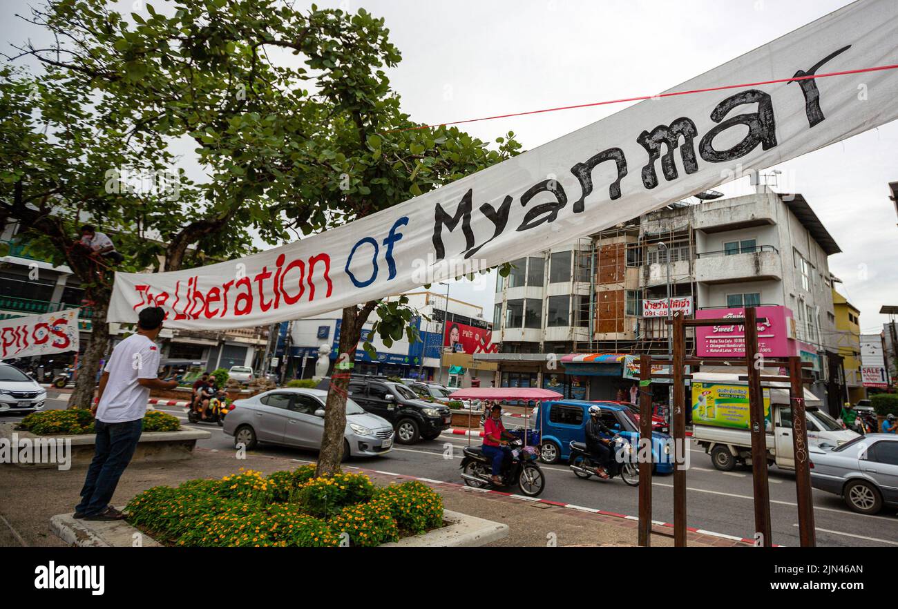 Chiang Mai, Thaïlande, 08/08/2022, les activistes installent une bannière qui dit «la libération du Myanmar» à l'occasion de l'anniversaire du 'soulèvement de 8888' à la porte de Tha Phae à Chiang Mai. Le 8th août, le Myanmar a commémoré le 34th anniversaire du « soulèvement de 8888 », également connu sous le nom de « soulèvement de la puissance populaire », Qui a atteint son apogée le 08 août 1988, une série de manifestations, de marches et de manifestations à l'échelle nationale ont commencé comme un mouvement étudiant à Yangon avant de s'étendre au reste du pays. Les manifestations ont eu lieu contre le régime du Parti du programme socialiste birman (BSPP), alors au pouvoir, un parti unique Banque D'Images