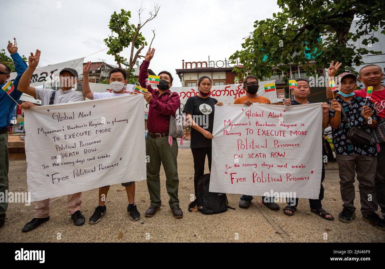Les activistes brandissent des banderoles à la lecture de 'Global Alertí à l'occasion de l'anniversaire du 'soulèvement de 8888' à la porte de Tha Phae à Chiang Mai. Le 8th août, le Myanmar a commémoré le 34th anniversaire du « soulèvement de 8888 », également connu sous le nom de « soulèvement de la puissance populaire », Qui a atteint son apogée le 08 août 1988, une série de manifestations, de marches et de manifestations à l'échelle nationale ont commencé comme un mouvement étudiant à Yangon avant de s'étendre au reste du pays. Les manifestations ont eu lieu contre le régime du Parti du programme socialiste birman (BSPP), un État à parti unique, dirigé par le général ne Win. (Photo de Pongmanat Ta Banque D'Images