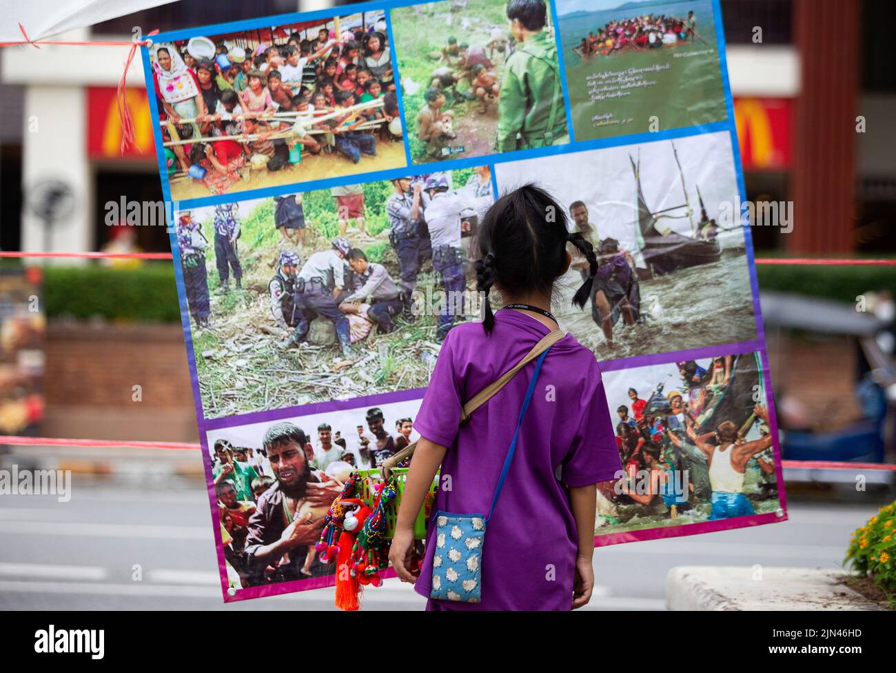 Un gamin regarde les photos de l'anniversaire du 'soulèvement de 8888' à la porte de Tha Phae à Chiang Mai. Le 8th août, le Myanmar a commémoré le 34th anniversaire du « soulèvement de 8888 », également connu sous le nom de « soulèvement de la puissance populaire », Qui a atteint son apogée le 08 août 1988, une série de manifestations, de marches et de manifestations à l'échelle nationale ont commencé comme un mouvement étudiant à Yangon avant de s'étendre au reste du pays. Les manifestations ont eu lieu contre le régime du Parti du programme socialiste birman (BSPP), un État à parti unique, dirigé par le général ne Win. (Photo de Pongmanat Tasiri/SOPA Images Banque D'Images